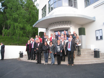 Pamiątkowe zdjęcie przedstawicieli organizacji pacjentów przed hotelem gdzie odbywały się obrady